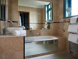 Careys Manor & Senspa