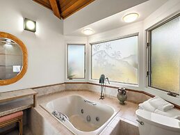 Puunoa  - CoralTree Residence Collection
