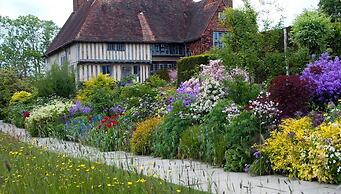 London Beach Country Hotel