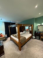 The George Hotel