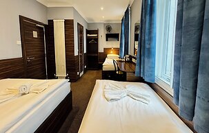 Crestfield Hotel