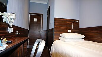 Crestfield Hotel