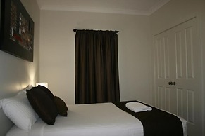 Noah's Mid City Motor Inn