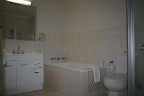 Noah's Mid City Motor Inn