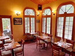 Auberge Alpine Inn