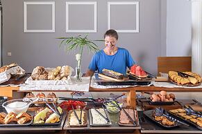 Bella Vista Beach Hotel and Studios
