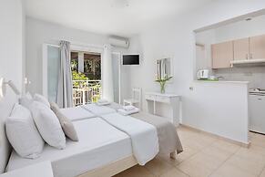 Bella Vista Beach Hotel and Studios