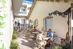 Bella Vista Beach Hotel and Studios
