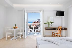 Bella Vista Beach Hotel and Studios