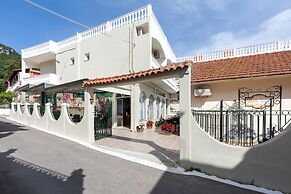 Bella Vista Beach Hotel and Studios