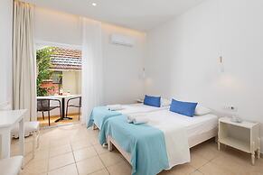 Bella Vista Beach Hotel and Studios