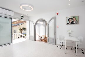 Bella Vista Beach Hotel and Studios