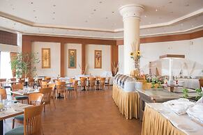 Ramada Plaza by Wyndham Thraki