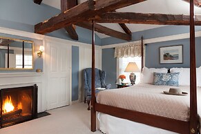 Harbor Light Inn