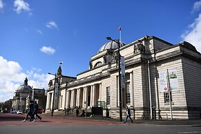 Royal Hotel Cardiff by Belvilla