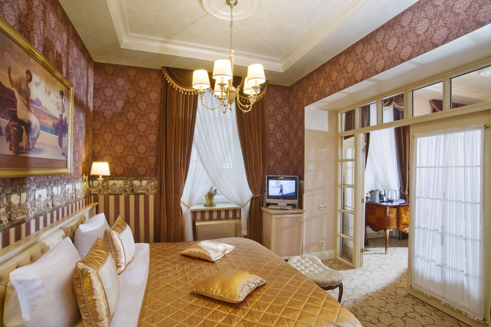 IMPERIAL Hotel & Restaurant