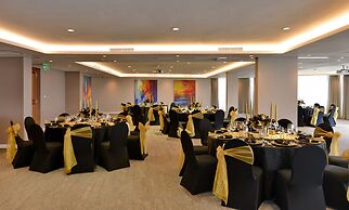 Lagoon Beach Hotel & Spa