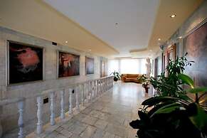 Ryan Johnson Hotel