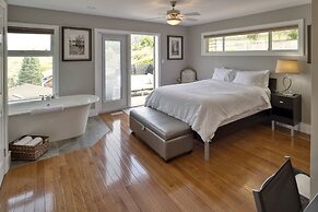 Above The Beach Guest Suites