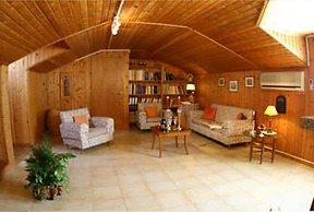 Ionis Art Hotel