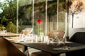 Ionis Art Hotel
