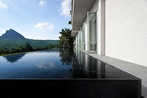 Gloria Manor