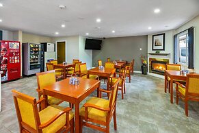 Econo Lodge Inn & Suites