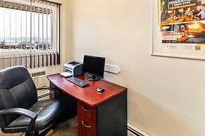 Econo Lodge Inn & Suites