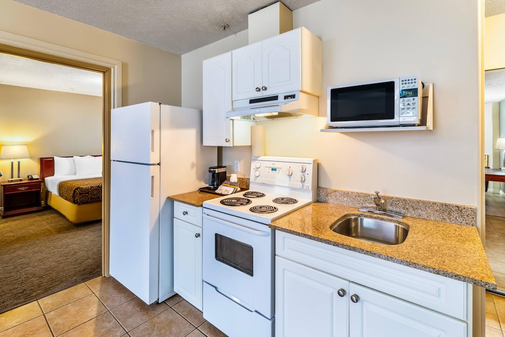 Econo Lodge Inn & Suites
