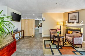 Econo Lodge Inn & Suites