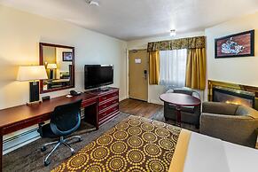 Econo Lodge Inn & Suites
