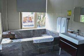 The Loft Seaside Suites