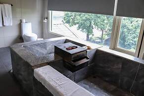 The Loft Seaside Suites