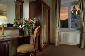 Savoy Westend Hotel