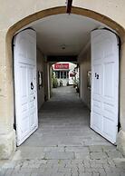 Corinium Hotel & Restaurant