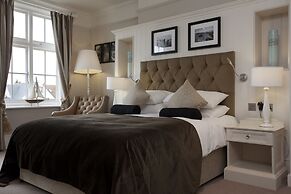 Marine Hotel