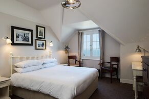 Marine Hotel