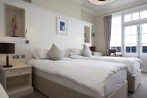 Marine Hotel