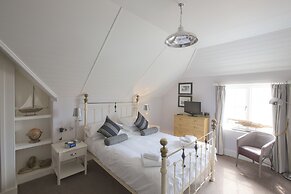 Marine Hotel