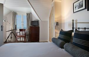 Marine Hotel