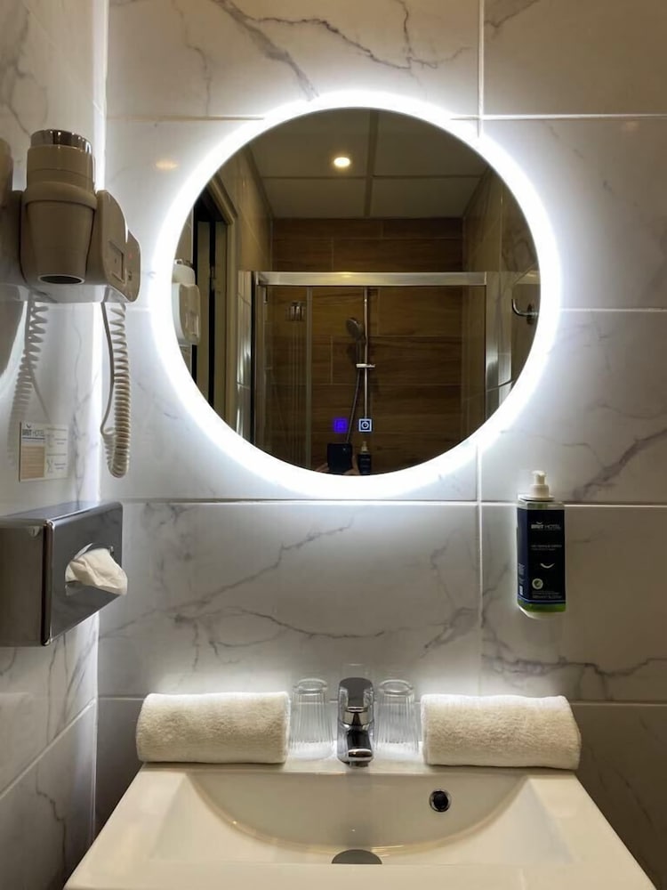 Brit Hotel Acacias