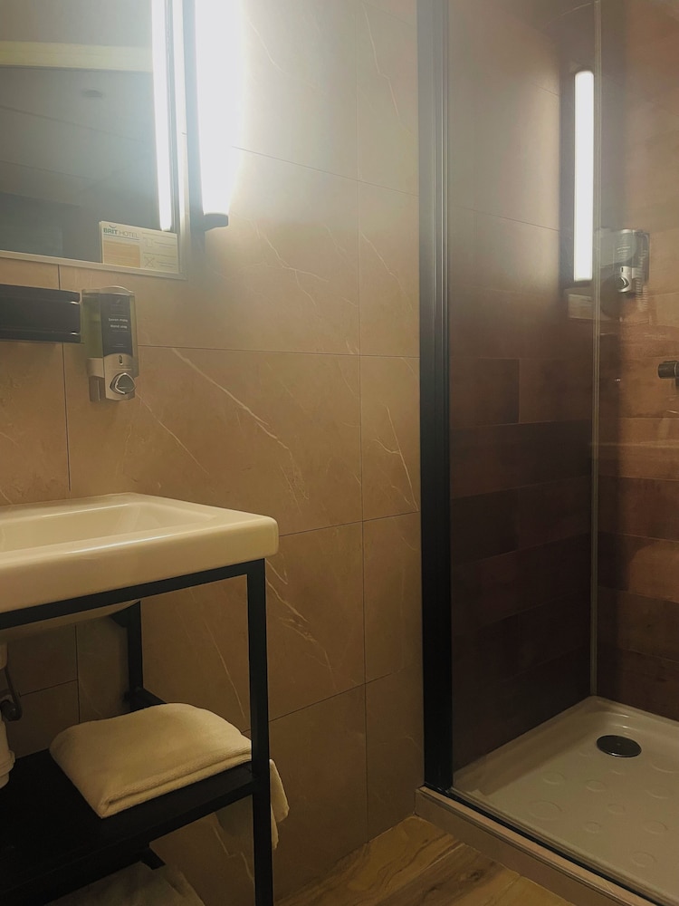 Brit Hotel Acacias