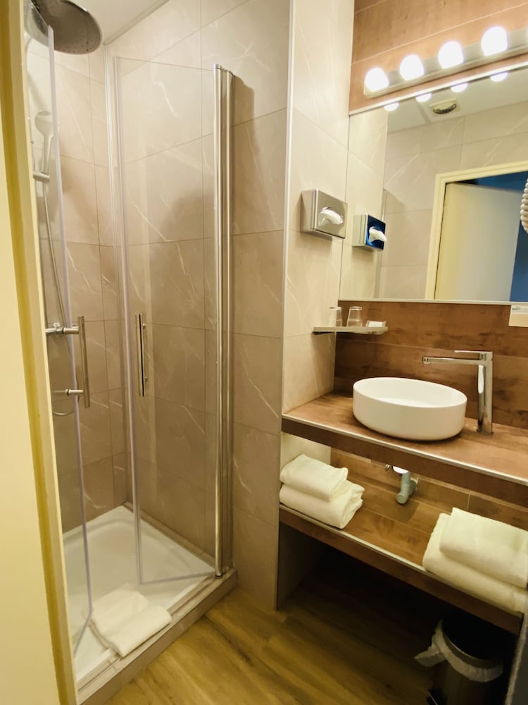 Brit Hotel Acacias