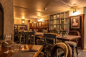 Greyhound Hotel