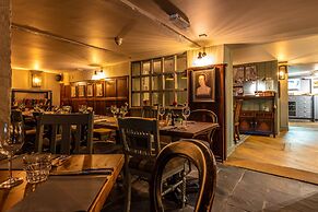 Greyhound Hotel