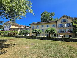 La Riviera Victoria