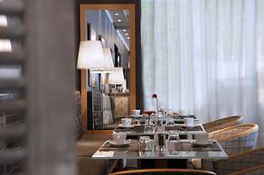 Sea View Cityscape Hotel