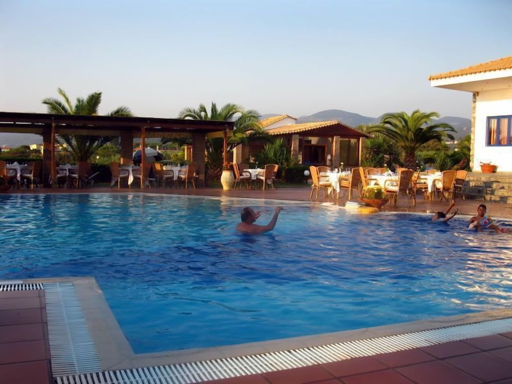 OASIS HOTEL KYPARISSIA