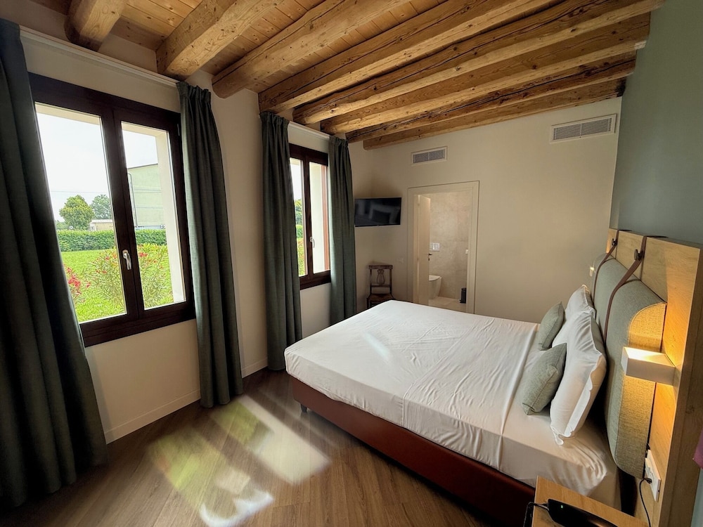 Hotel Venice Resort Airport