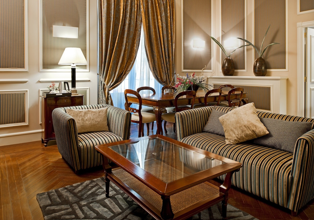 Catalonia Las Cortes Hotel